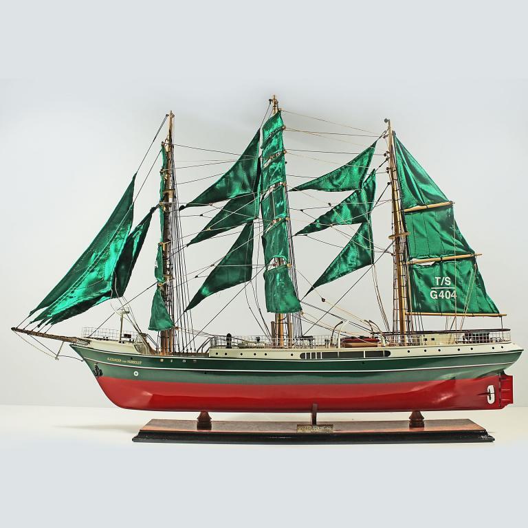 Handgefertigtes Schiffsmodell aus Holz der Alexander von Humboldt