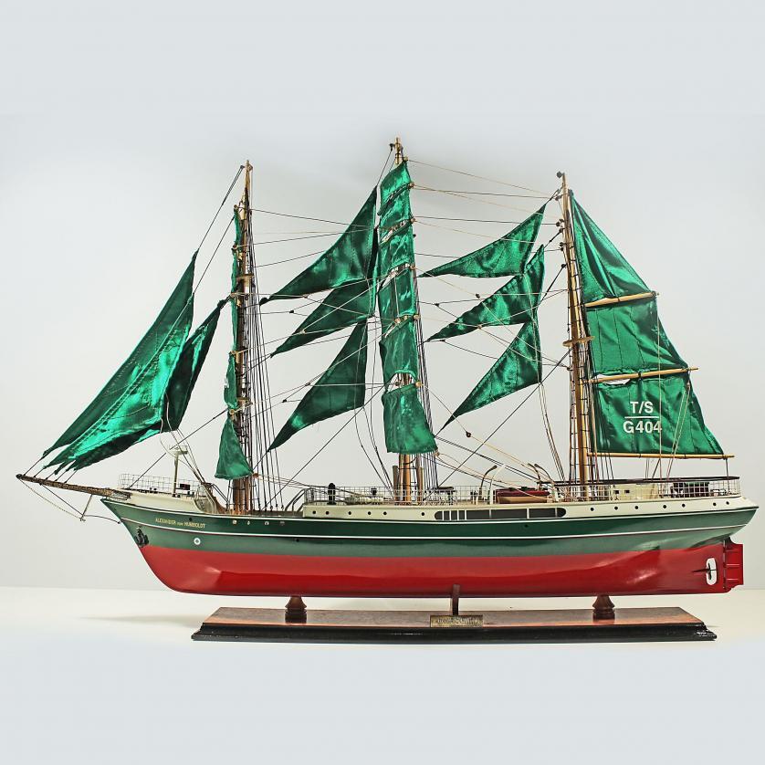 Handgefertigtes Schiffsmodell aus Holz der Alexander von Humboldt