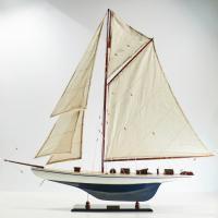 Handgefertigtes Schiffsmodell aus Holz der Defender