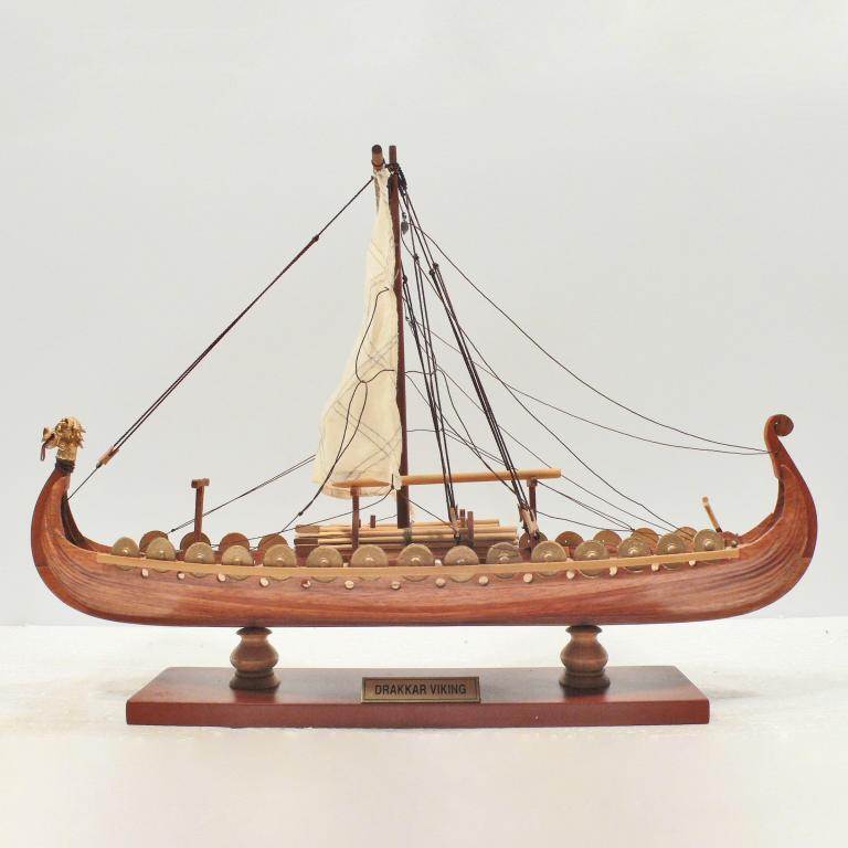 Handgefertigtes Schiffsmodell aus Holz der Drakkar Viking