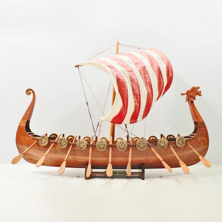 Handgefertigtes Schiffsmodell aus Holz der Drakkar Viking