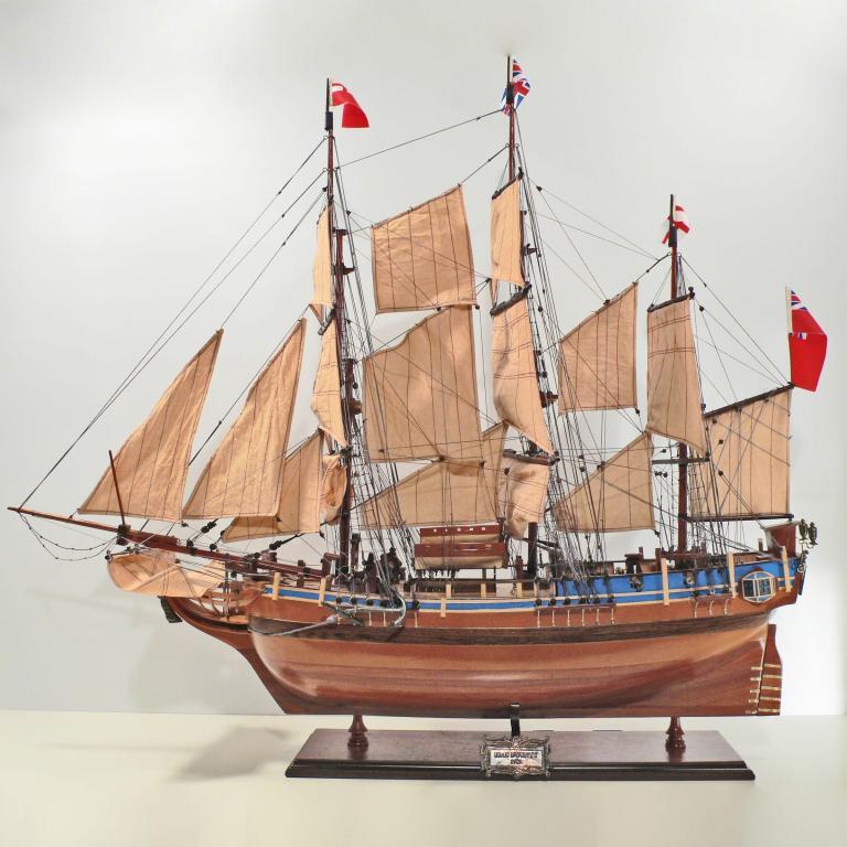 Handgefertigtes Schiffsmodell aus Holz der