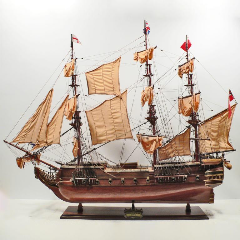 Handgefertigtes Schiffsmodell aus Holz der HMS Surprise