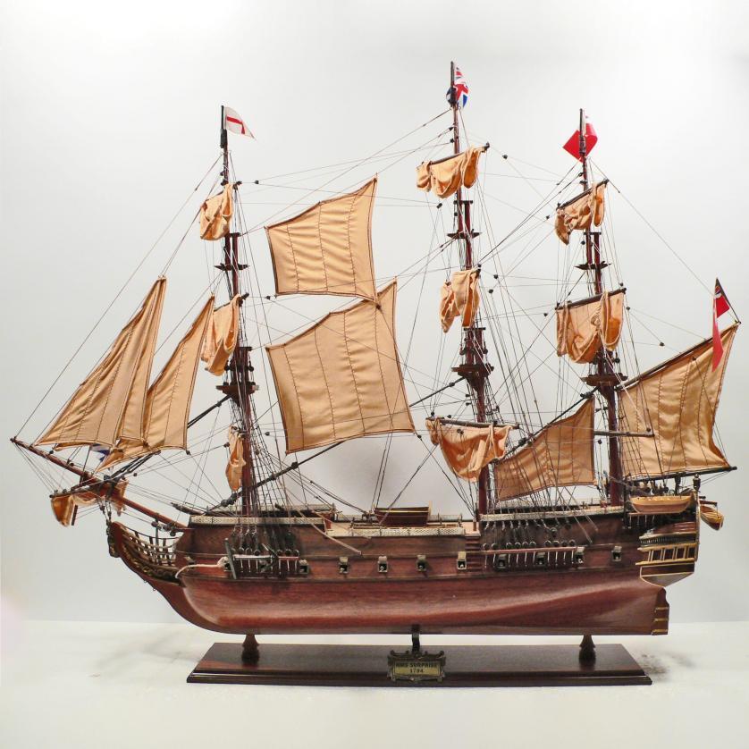 Handgefertigtes Schiffsmodell aus Holz der HMS Surprise