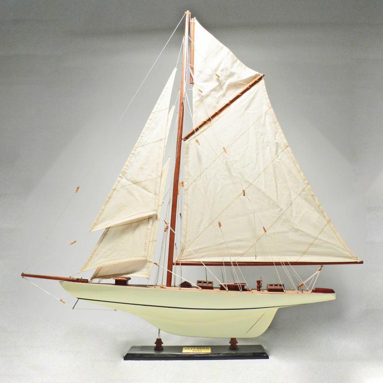 Handgefertigtes Segelschiffmodell der Defender