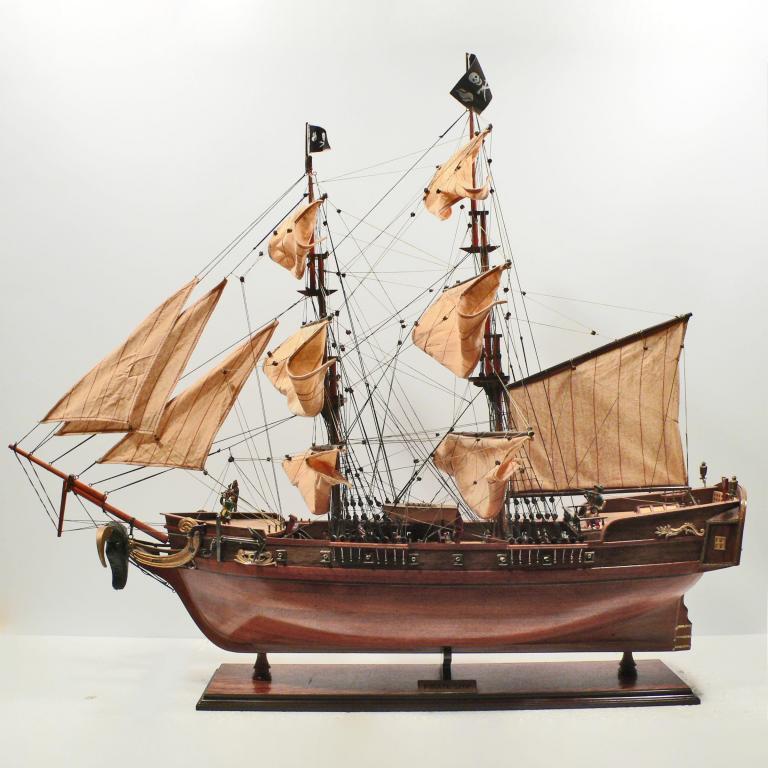 Handgefertigtes Schiffsmodell aus Holz eines Piratenschiffes