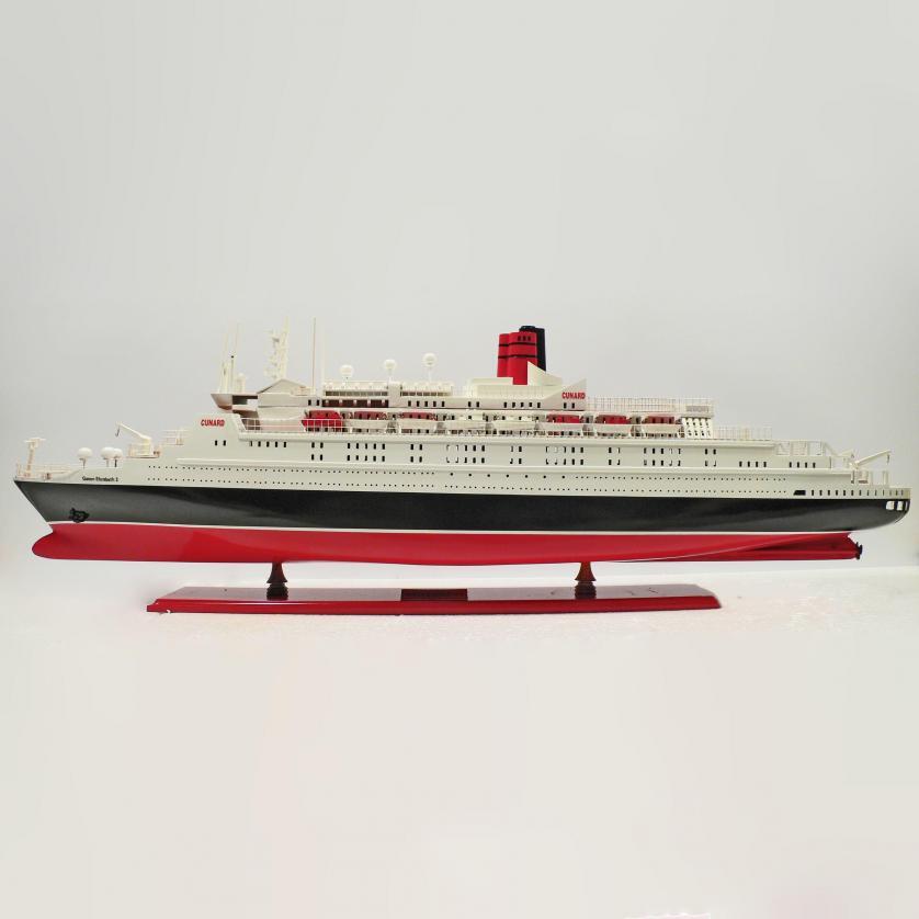 Handgefertigtes Schiffsmodell aus Holz der Queen Elizabeth