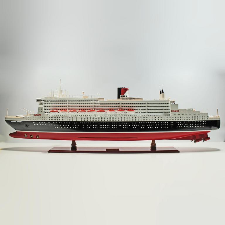 Handgefertigtes Schiffsmodell aus Holz der Queen Mary 2