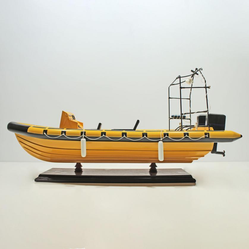 Handgefertigtes Schiffsmodell aus Holz der Rescue