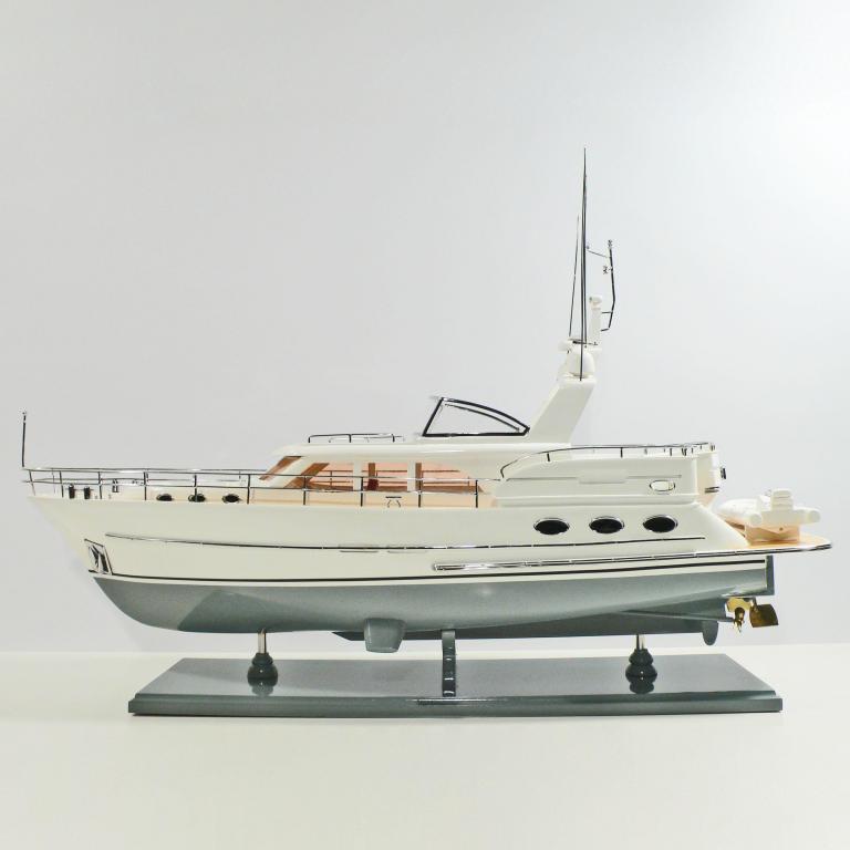 Handgefertigtes Schiffsmodell aus Holz der SS Vivante 55