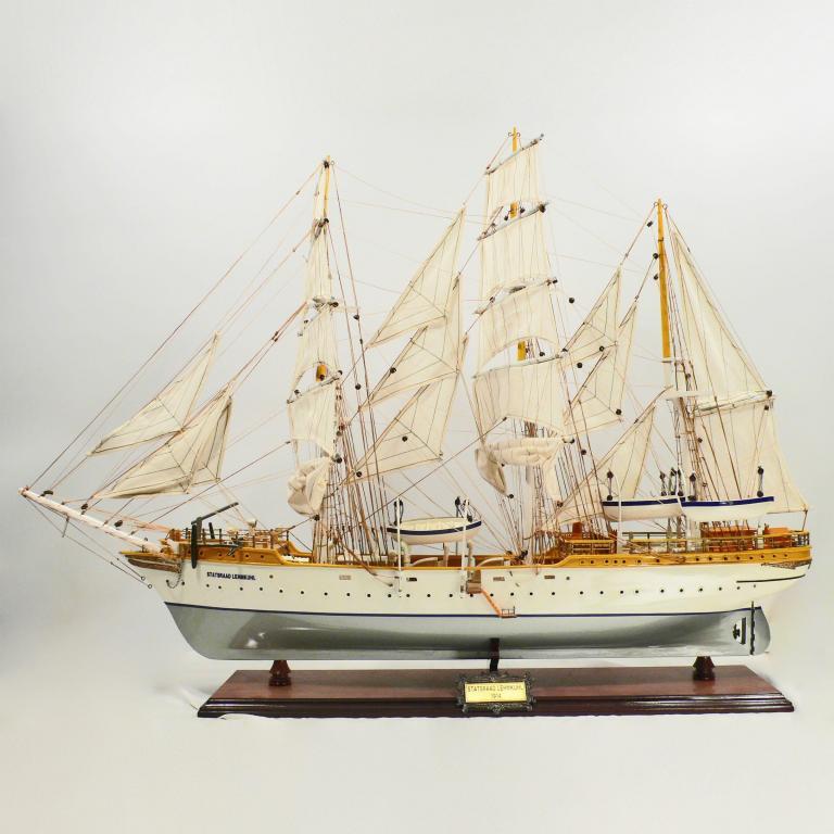 Handgefertigtes Schiffsmodell aus Holz der Statrad Lehmkuhl
