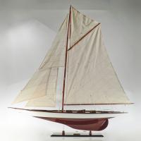 Handgefertigtes Schiffsmodell aus Holz der
