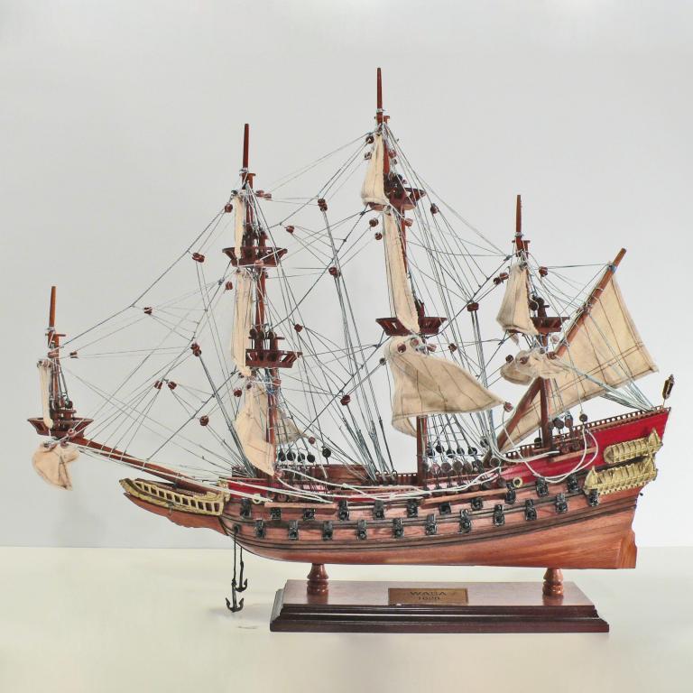 Handgefertigtes Schiffsmodell aus Holz der Wasa (rot)