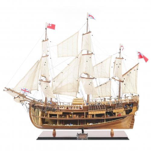 Handgefertigtes Schiffsmodell aus Holz der HMS Endeavour
