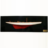 Handgefertigtes Schiffsmodell aus Holz der Ranger (weiß, rot, Halbmodell, schwarzer hintergrund)