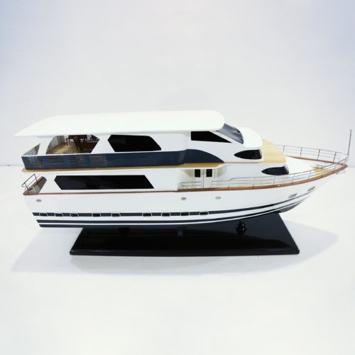 Handgefertigtes Schiffsmodell aus Holz der Livaboard