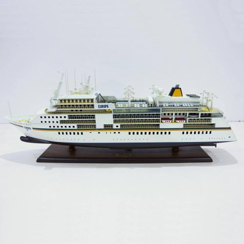 Handgefertigtes Schiffsmodell aus Holz der MS Europa